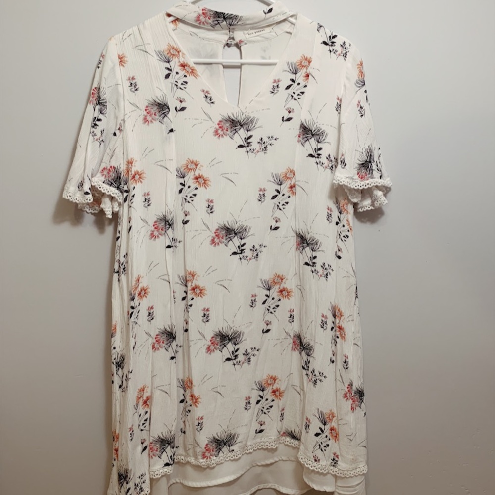 floral dress with keyhole cutout! SLIGHT DAMAGE